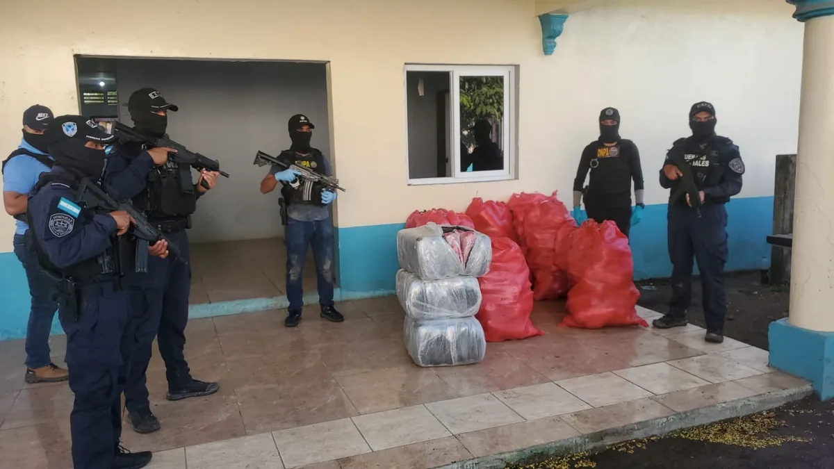 Decomisan 1,300 libras de supuesta marihuana y detienen a tres hombres en Honduras