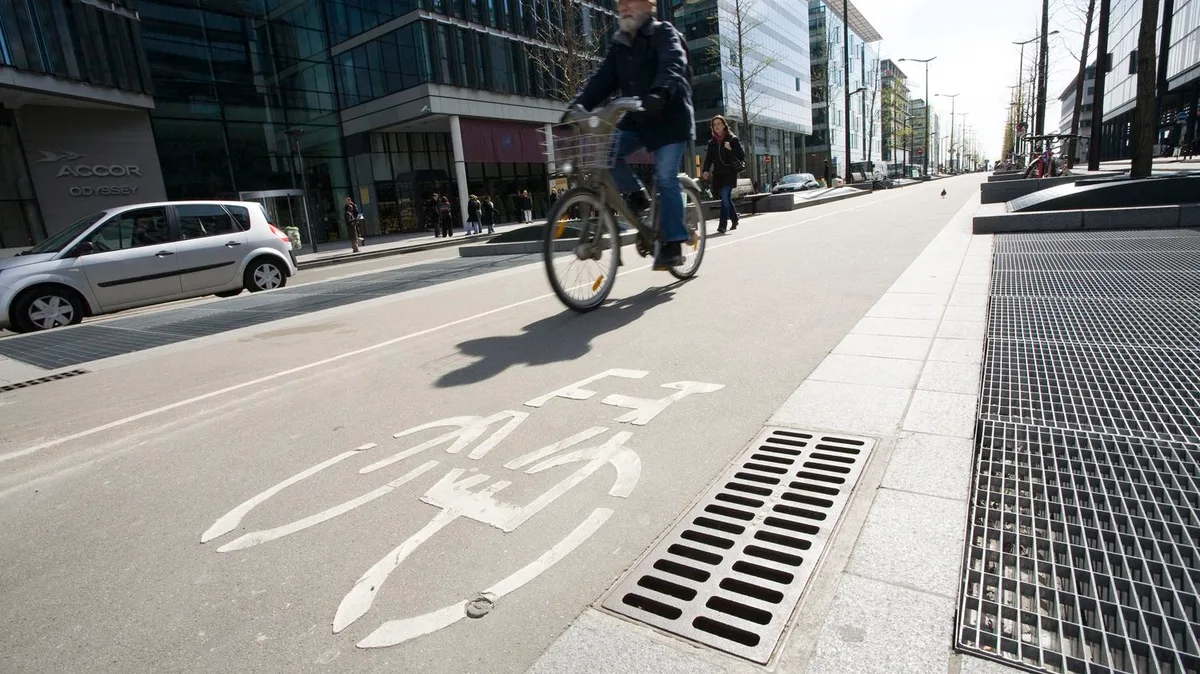 Paris : un cycliste poignardé au cou par un automobiliste après un différend sur la route