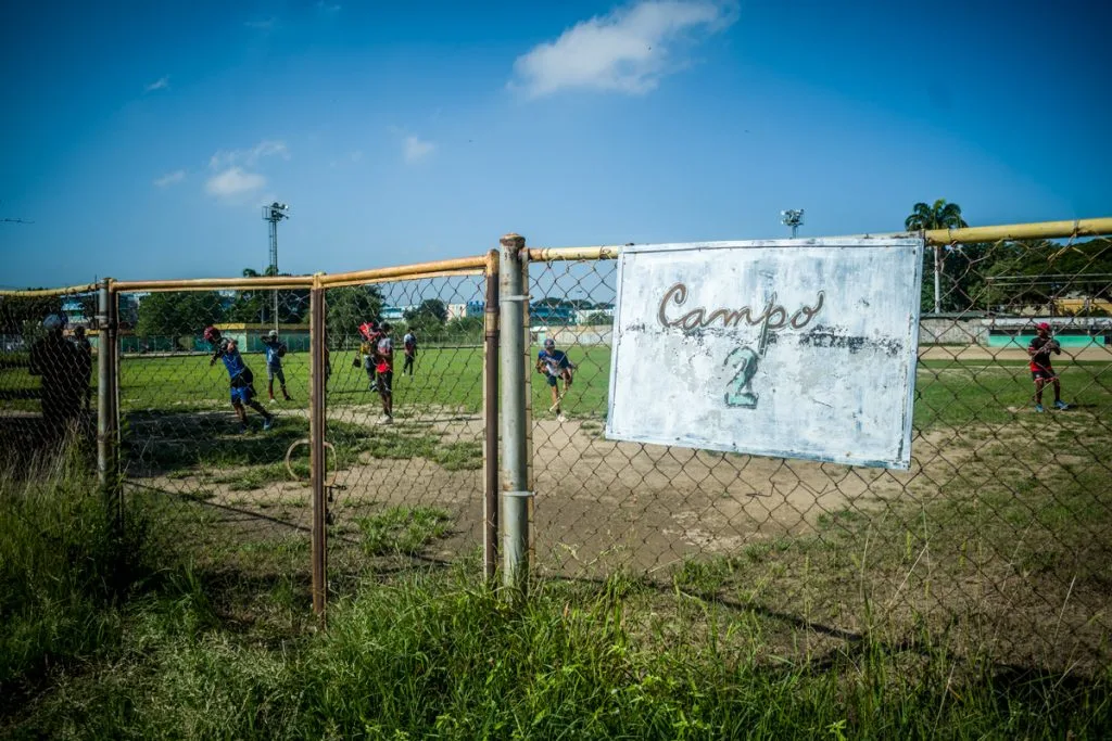 Al menos 100 niños entrenan entre heces y maleza en el campo de Criollitos de La Isabelica