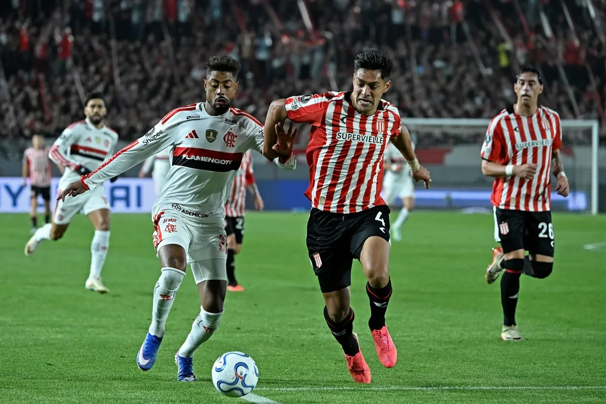 Sem acertar um chute ao gol, Flamengo segura Estudiantes na Argentina