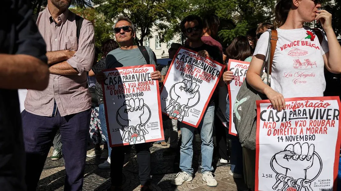 “Uma noite crítica”: manifestantes pela habitação passam mais uma noite no Rossio, em Lisboa