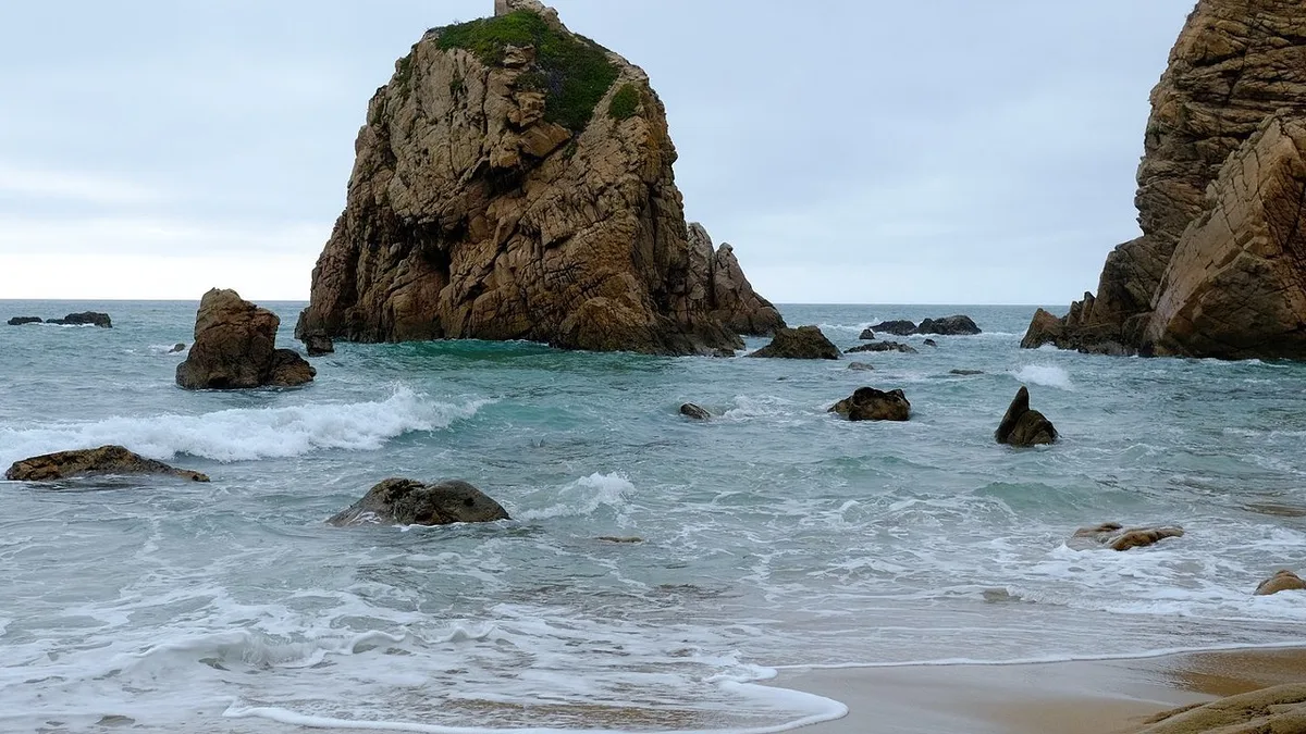 Praia da Ursa. Interrompidas buscas de jovem ucraniano