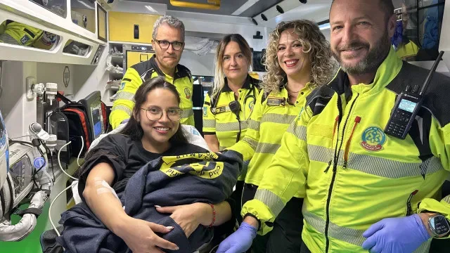 Mulher dá à luz na casa de banho de um bar graças às instruções do 112