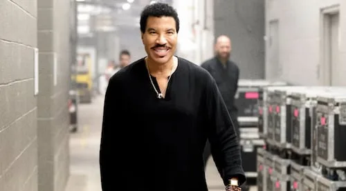 Lionel Richie sigue en la unidad de cuidados intensivos; lo someten a estudios cardiácos