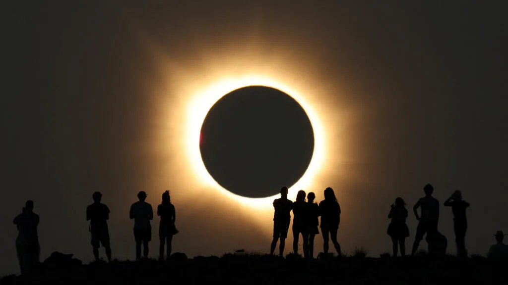 En images : les photos les plus marquantes de l'éclipse solaire