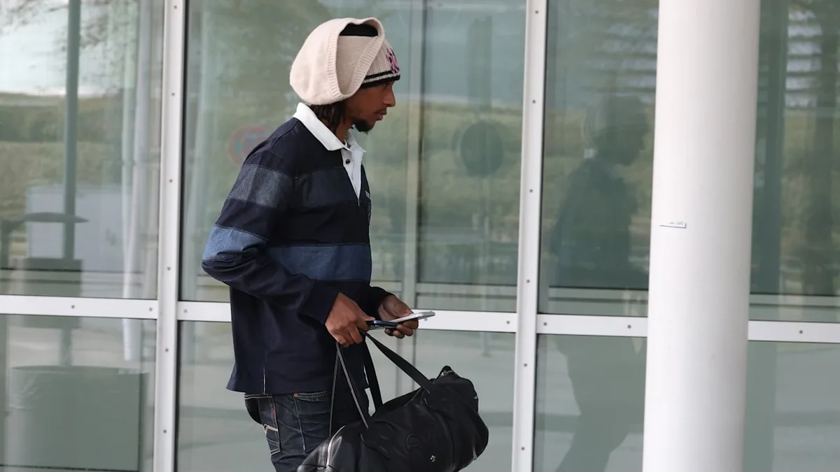 Exklusive Flughafen-Fotos - Was Olise anders als seine Bayern-Kollegen machte