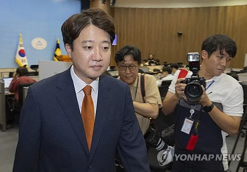 與 "일부 유튜브 '이준석 민주당 합당설' 전혀 사실 아냐"