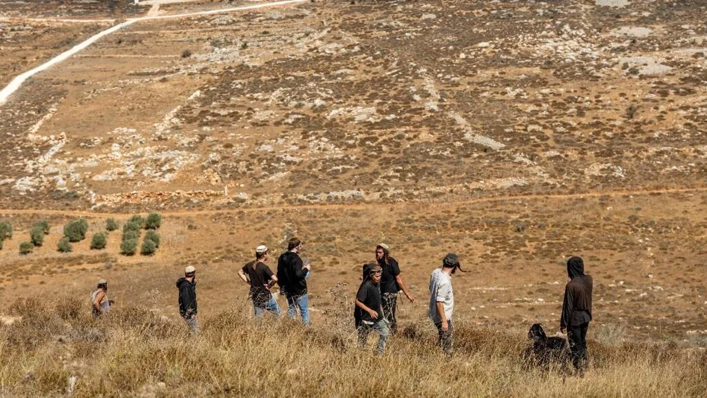 Colonos israelenses atacam delegação europeia na Cisjordânia e agridem prefeito francês