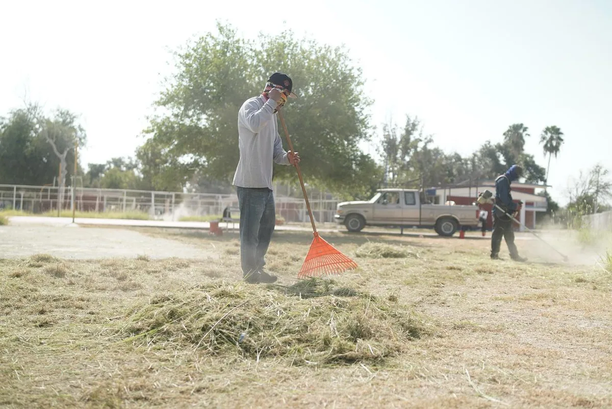 Atiende Municipio de Sabinas quejas por maleza y falta de limpieza en CBTis 20