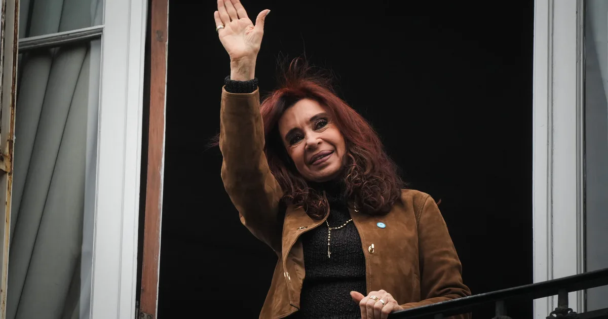 Día de la Lealtad por separado: Kicillof defendió a Cristina Kirchner y La Cámpora llenó San José 1111