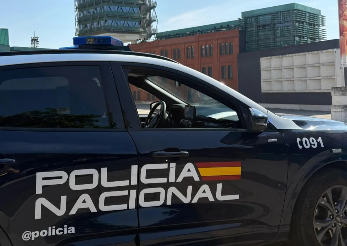 Detenidos en Sevilla los padres de tres niños tras dejarlos solos en casa para irse a beber alcohol: la vivienda estaba llena de suciedad y cucarachas