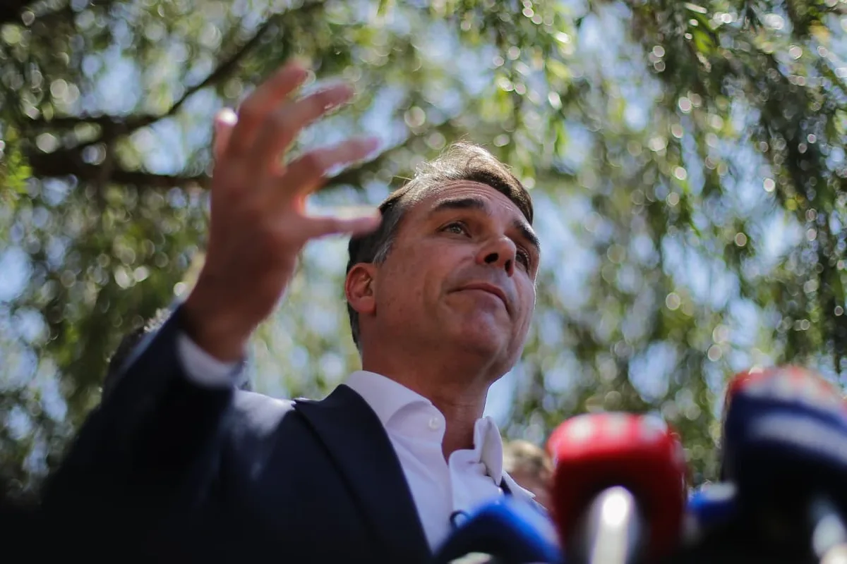 Emissoras apontam falha técnica no processamento de propaganda de Flávio
