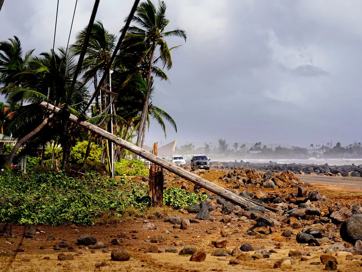 Hurricane Lowell knocks out a port in Hawaii that is one island’s main source for food and fuel