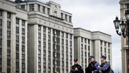 En Russie, le rédacteur en chef du média indépendant "Novaïa Gazeta" interpellé