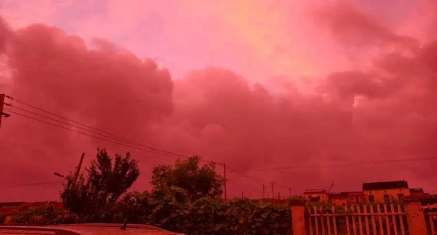 Las impactantes imágenes del cielo de China que se tiñó de rojo y causó pánico: ¿Por qué ocurrió este fenómeno?