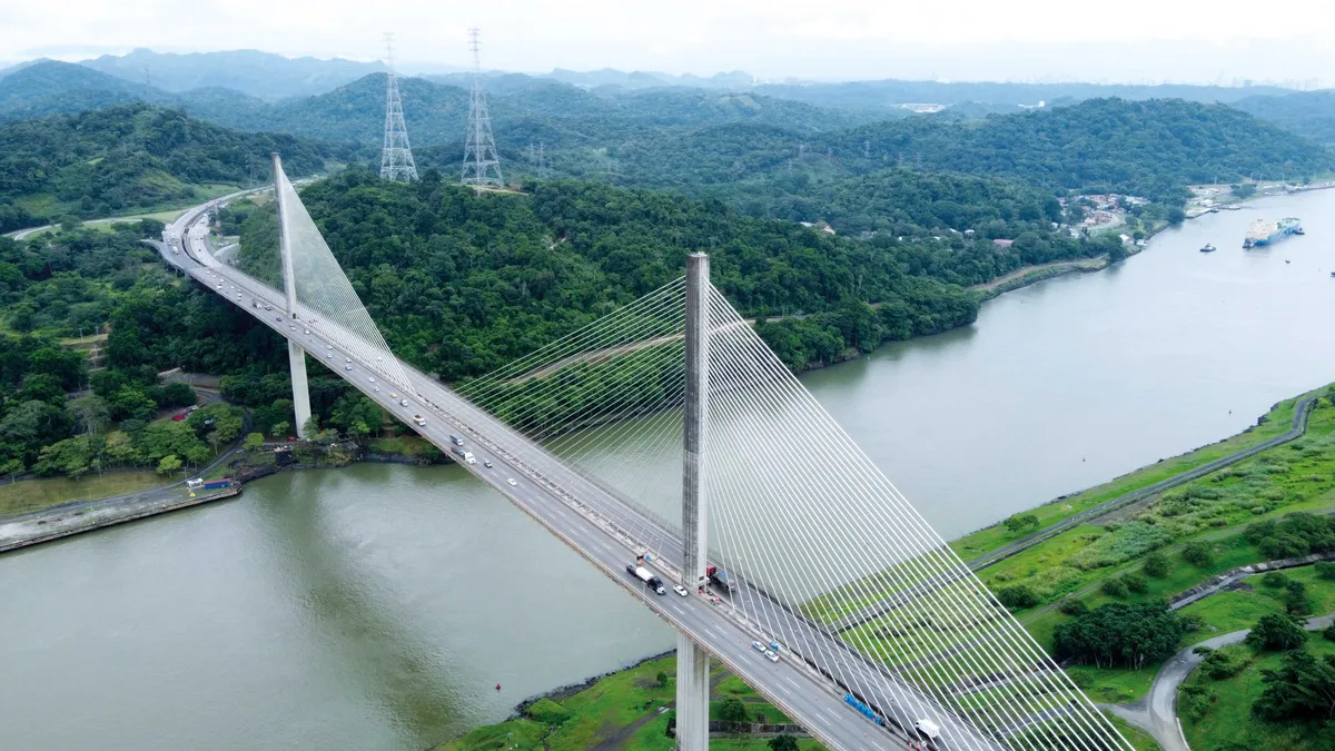 El Puente Centenario se tambaleó durante el fuerte terremoto en Panamá este #9Oct (VIDEO)