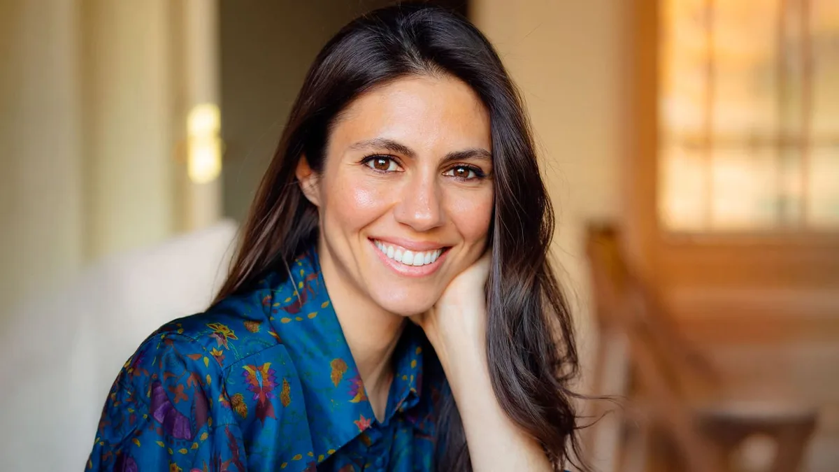 Cristina Lobato, maquilladora, sobre el doble colorete de Ana Cristina Portillo: "Para elevar el pómulo el tono oscuro debe ir por debajo del hueso y el luminoso en la parte alta"