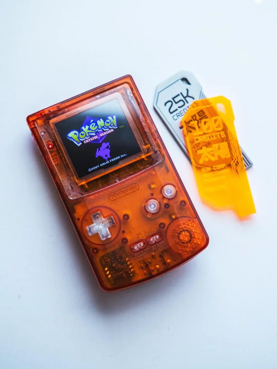 Game Boy Color roxo transparente estava desbotado; seu dono usou dois banhos de tinta para criar seu próprio “Atomic Orange”