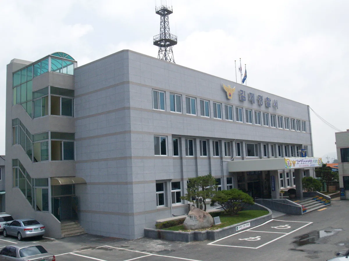 외출 말리던 아내·아들에게 흉기 휘두른 80대, 구속 송치