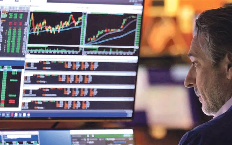 Petróleo elevado, motins em França, dados da China e pausa das sanções à Rússia marcam a abertura de mercados