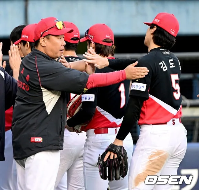 2016 와카 10년 만에 두근두근 가을대결 성사...LG 승리 예상한 이범호 "재미있는 경기 하겠다"