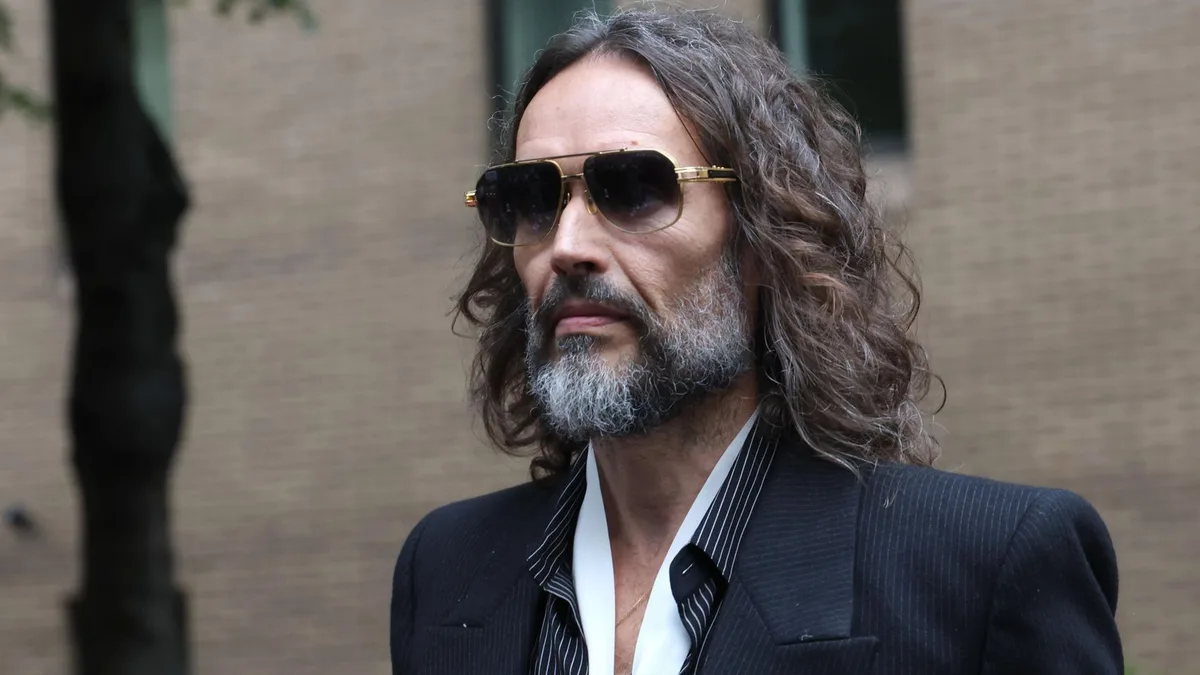 Russell Brand, "un depredador sexual", según la Fiscalía: abordó a mujeres "de forma insaciable" y se valía de sus "encantos"