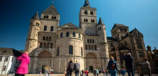 Trier: Mann setzt Dutzende Grillen im Dom aus