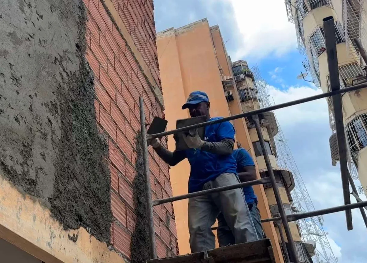 Reparan edificios en Santa Teresa del Tuy afectados por doblete sísmico