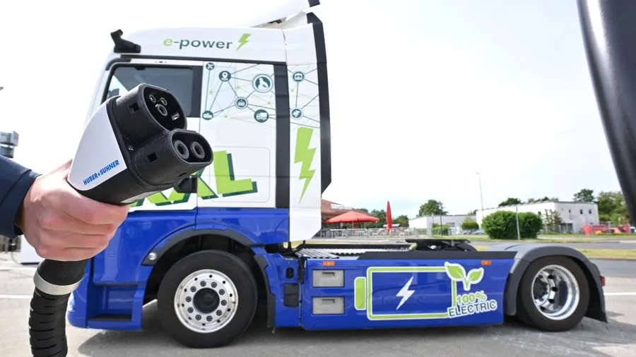 Elektromobilität: So viel Ladestrom brauchen Elektro-Lkw in Europa