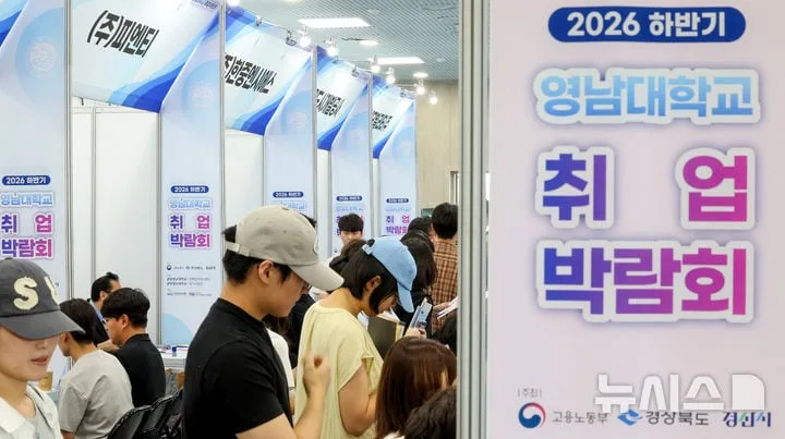 지난달 취업자 11만명 증가했지만, 청년 취업은 14만명 감소...고용률 29개월째 감소세