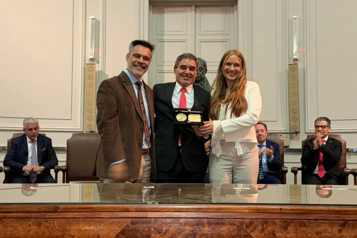 Entre ellos, Fernán Quirós: quiénes son los cuatro médicos con “labor meritoria” reconocidos como Maestros en su disciplina