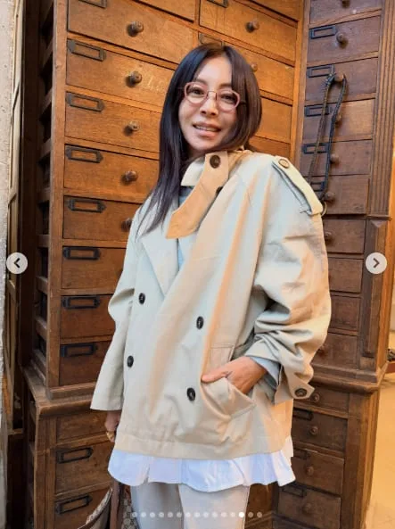 63歳ファン・シネ、トレンチ姿の童顔美貌