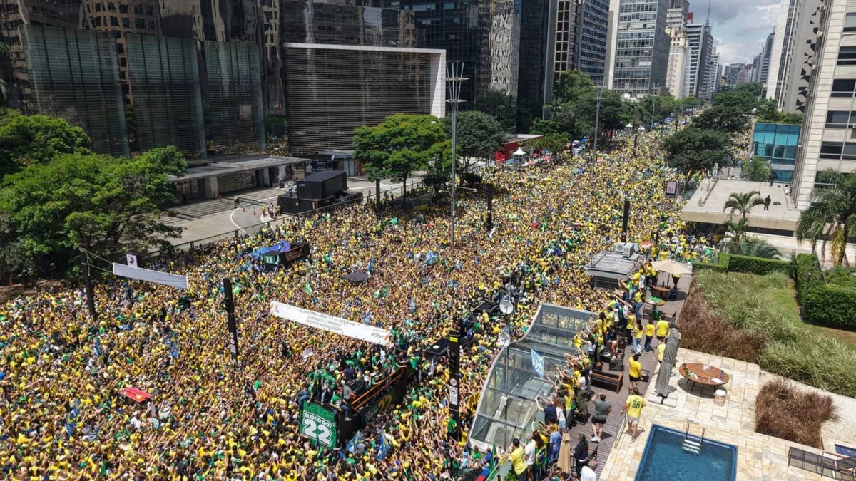 Flávio Bolsonaro diz que vai “poupar a voz” para debate