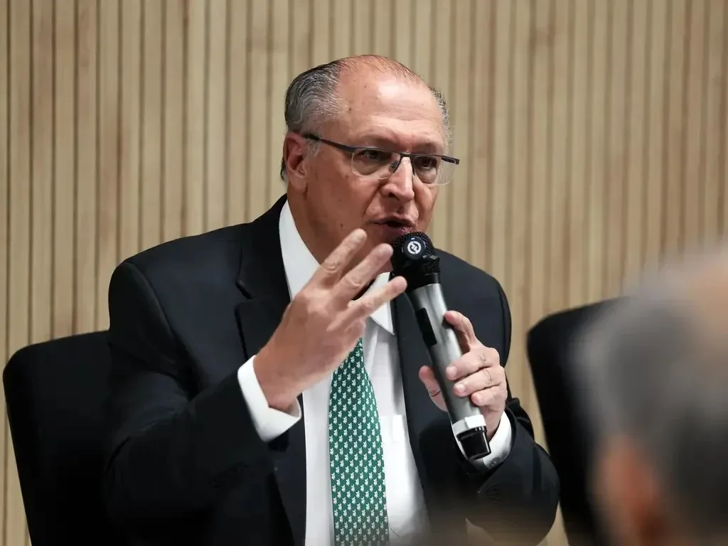 Partido de Flávio votou a favor do fim da 6×1 por ‘medo’ do eleitor, diz Alckmin
