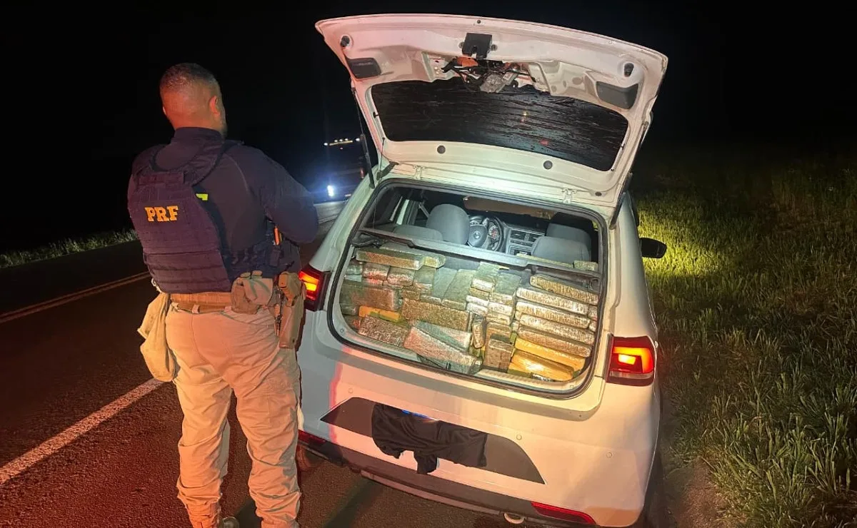 Motorista abandona carro com quase 300 quilos de maconha e foge pela mata após perseguição na BR-277