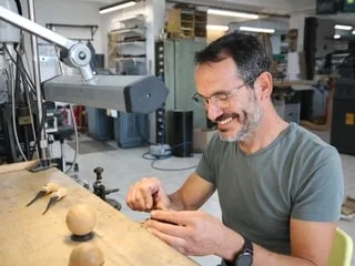Jusqu’à 100 heures de travail pour une boîte : ce tabletier de l’Orne façonne le bois pour les grandes maisons de luxe