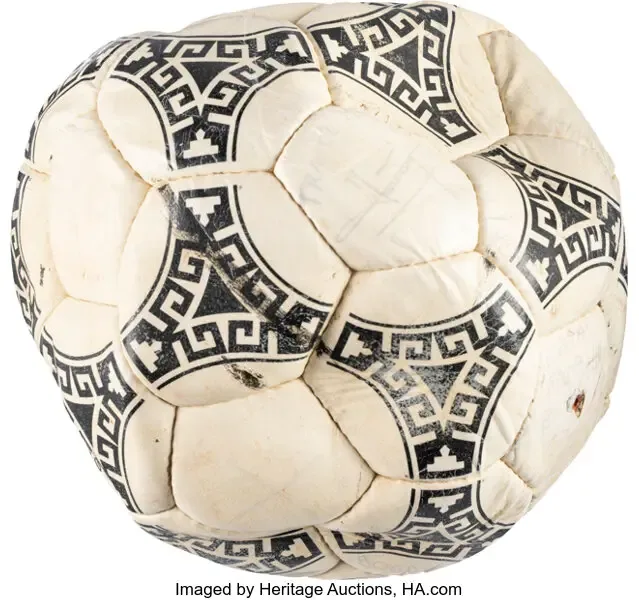 Veja fotos da bola do jogo ‘La Mano de Dios’, usada na Copa do Mundo de 1986