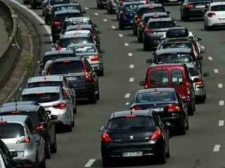 Un bouchon de 10 km se forme sur l’autoroute A11 après un accident entre un camion et une voiture à Angers