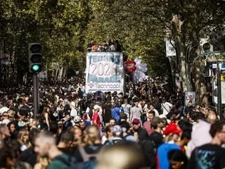 « Un patrimoine culturel n’est pas une menace sécuritaire » : la Techno Parade monte le son contre la loi Ripost à Paris
