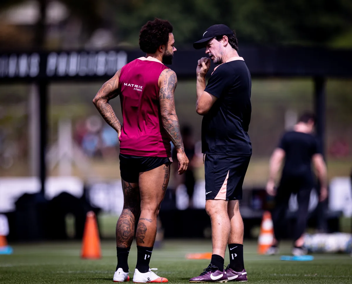 Escalação do Corinthians: Memphis deve ser titular, e Diniz terá que mexer no meio contra o Santos
