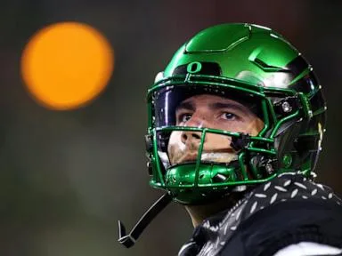 Raiola's 4-yard touchdown pass with 28 seconds left gives Oregon a 17-14 win over Nebraska