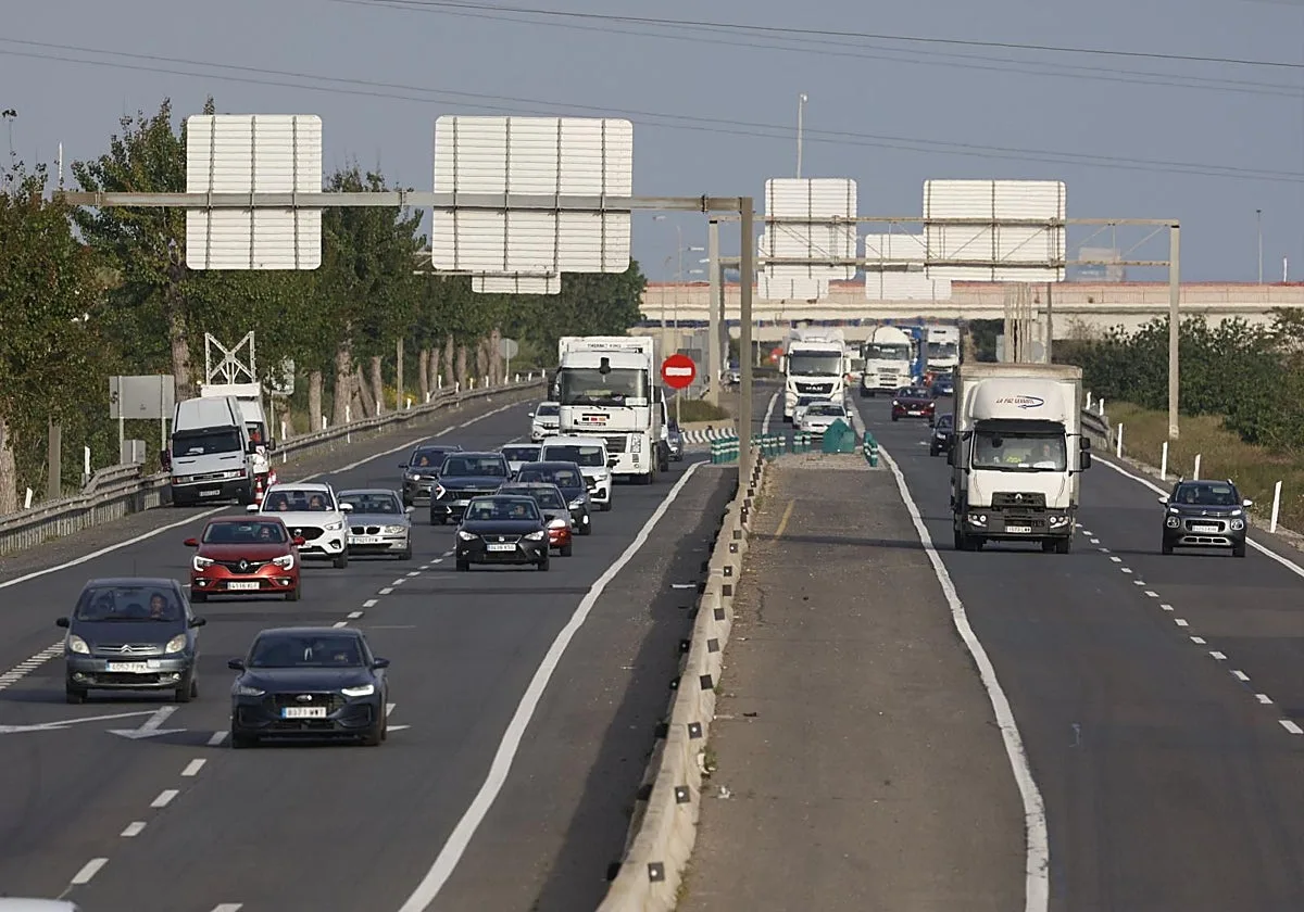 Una hora al volante cada día dispara el gasto en combustible con los precios en récord