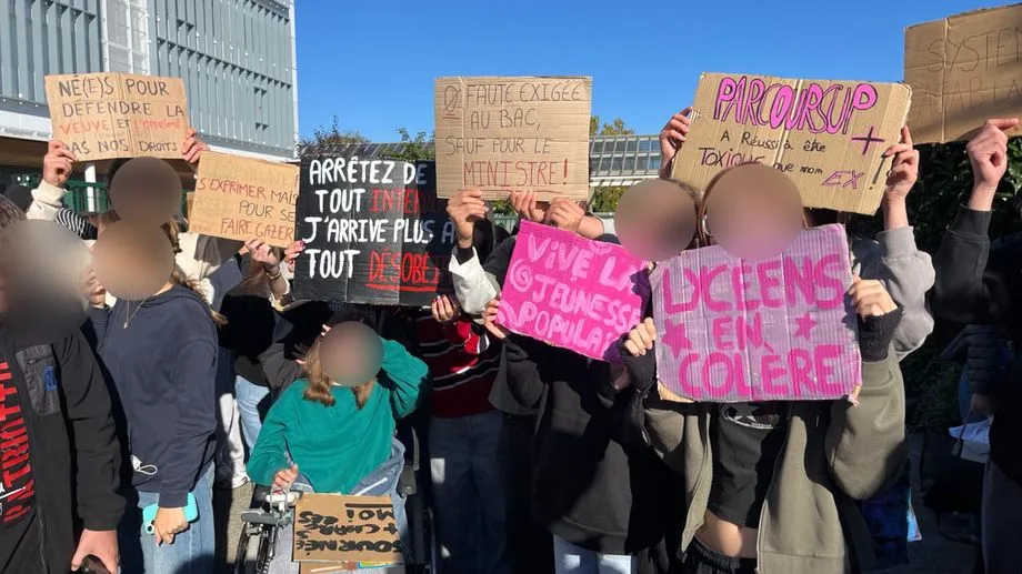 "Personne ne nous écoute" : devant le lycée Delorme à L'Isle d'Abeau, des lycéens en colère décidés à se faire entendre