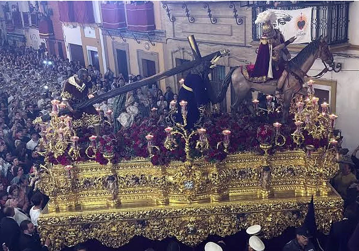 La Esperanza de Triana elimina el límite de edad y de antigüedad para los costaleros