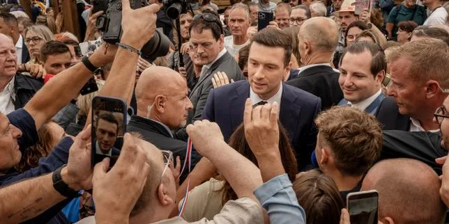 Jordan Bardella mal à l’aise pour défendre le programme présidentiel de Marine Le Pen sur le voile et les retraites