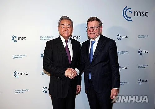 EU, 中하이브리드차 수출 제한 압박에…中왕이 "무역전쟁 안돼"