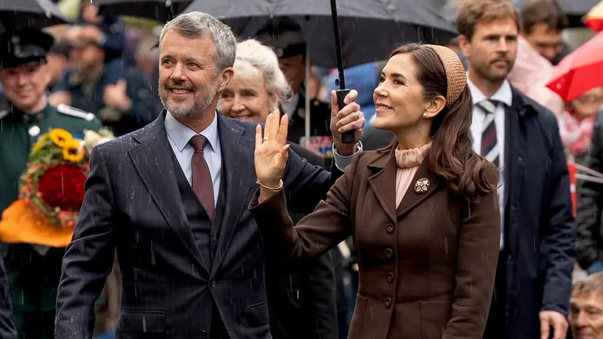 Mary de Dinamarca, una reina bajo la lluvia con su traje marrón chocolate, tocado y los botines perfectos para el otoño