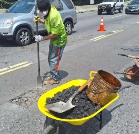 Ejecutan Plan de Bacheo en autopista Prados del Este para optimizar tránsito vehicular