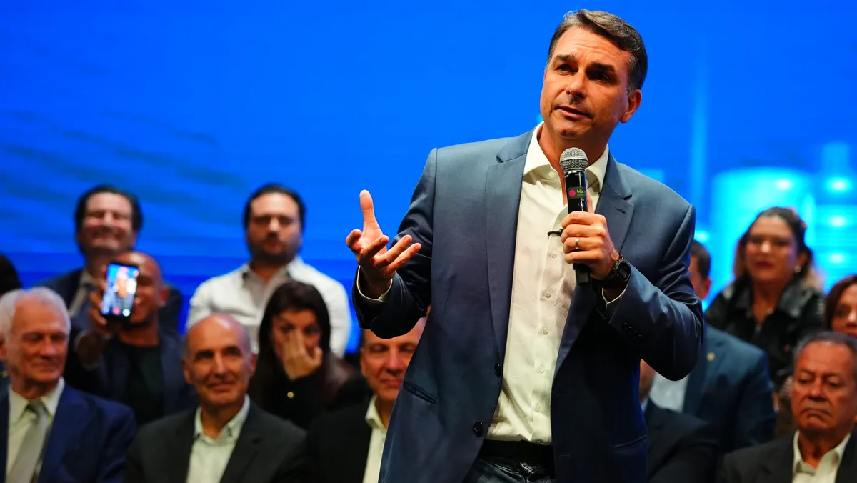 Justiça barra entrega de título de cidadão a Flávio Bolsonaro em Salvador