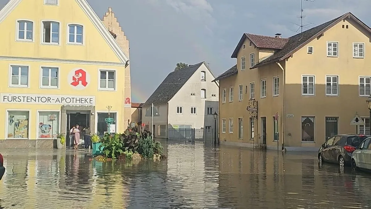Wetter: Gewitter, Starkregen - Marktplatz in Greding unter Wasser
